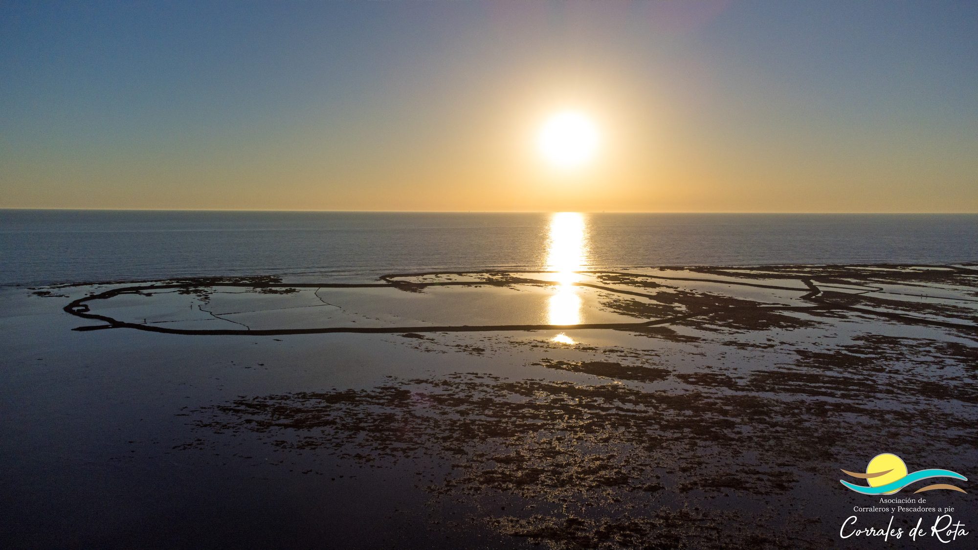 Vista aérea de los corrales de pesca de Rota con la marea baja al atardecer