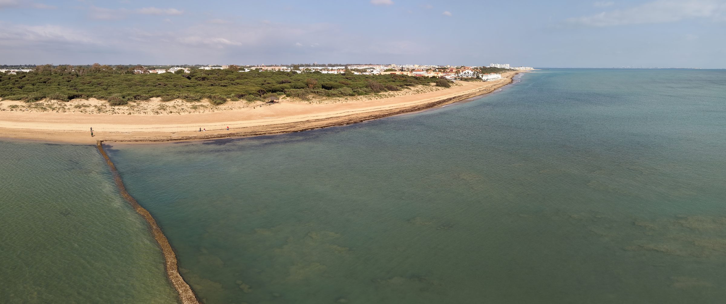 Playa de Rota con los corrales asomando con la marea baja