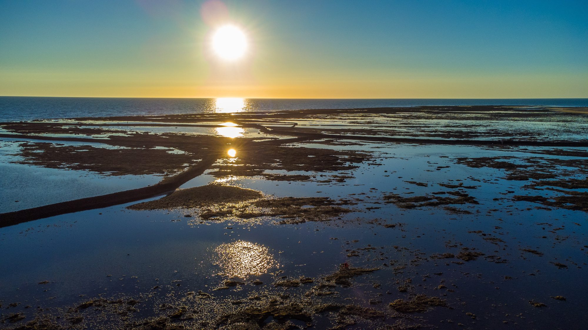 Los corrales de Rota al atardecer con la marea baja